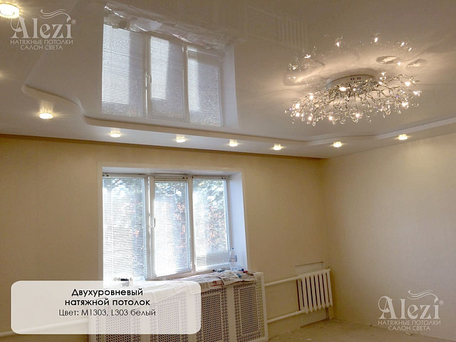 Матово-глянцевый двухуровневый натяжной потолок в гостинной от Алези