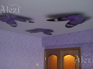 Белый натяжной потолок с фотопринтом от Алези