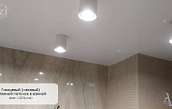 Лаковый натяжной потолок в ванную от "Алези"
