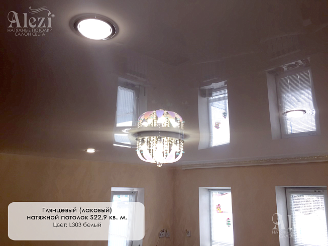 Глянцевый белый натяжной потолок в гостинной от Алези