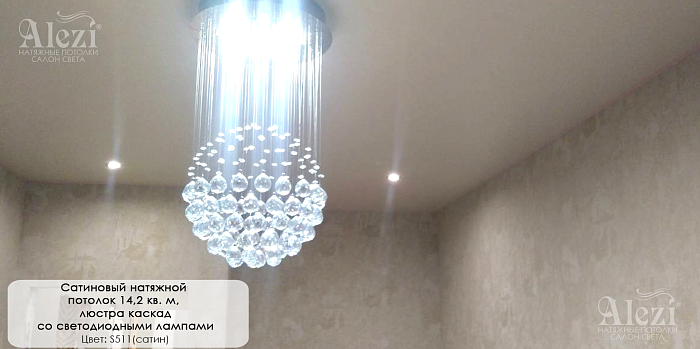 Сатиновый потолок  в спальне от Алези с люстрой