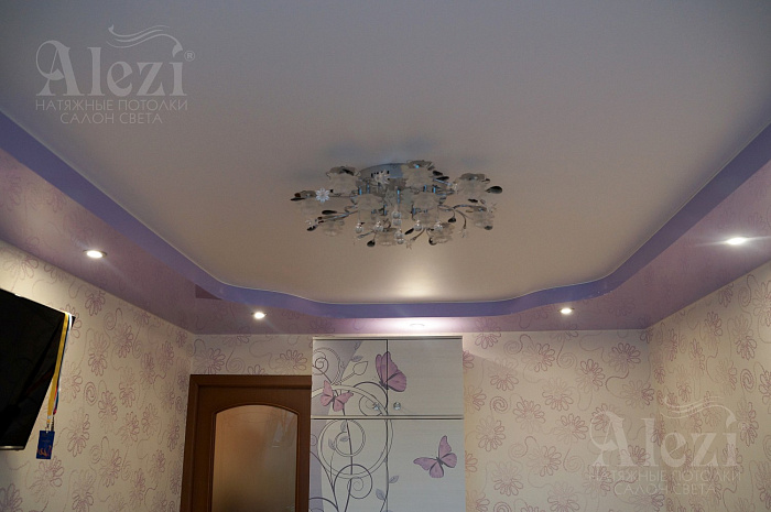 Матово-глянцевый многоуровневый натяжной потолок в гостинную