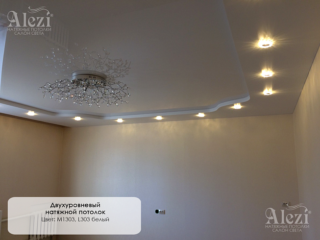 Белый двухуровневый натяжной потолок в гостинной от Алези