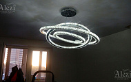 Натяжной потолок с люстрой в гостинную от "Алези"