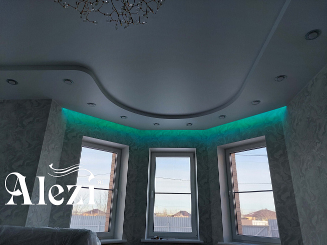 Сатиновый потолок  в спальне от Алези с точечными светильниками